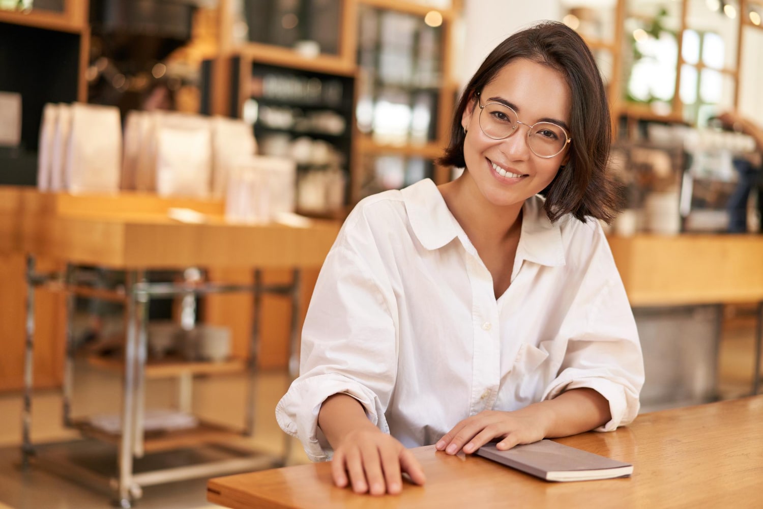 Retrato de mujer morena en la barra de un restaurante aprendiendo como abrir un restaurante